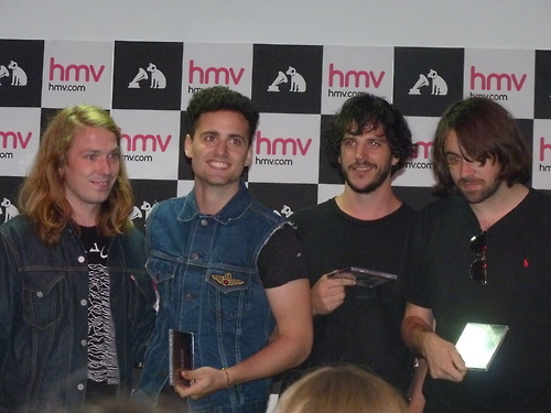Sessão de autógrafos na loja HMV, em Manchester,  poucos dias após o lançamento do "Come of Age"